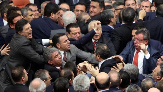 عراك في البرلمان التركي خلال التصويت على التعديل الدستوري  صورة رقم 2