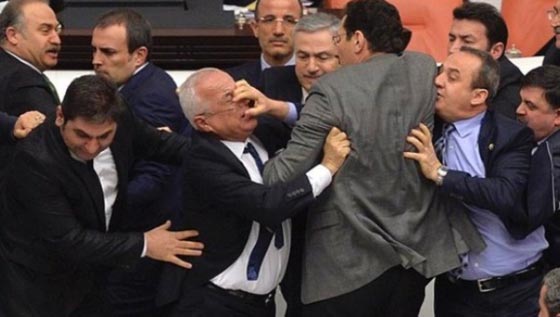 عراك في البرلمان التركي خلال التصويت على التعديل الدستوري  صورة رقم 3