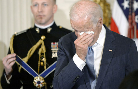 فيديو مؤثر.. دموع بايدن تنهمر عندما فاجأه اوباما بوسام الحرية صورة رقم 9