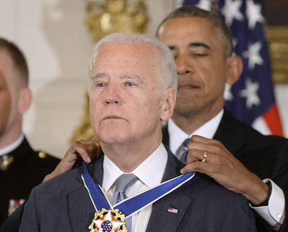 فيديو مؤثر.. دموع بايدن تنهمر عندما فاجأه اوباما بوسام الحرية صورة رقم 13