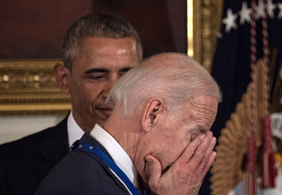 فيديو مؤثر.. دموع بايدن تنهمر عندما فاجأه اوباما بوسام الحرية صورة رقم 14