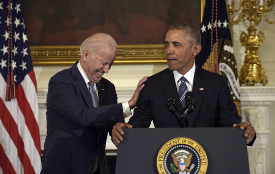 فيديو مؤثر.. دموع بايدن تنهمر عندما فاجأه اوباما بوسام الحرية صورة رقم 16