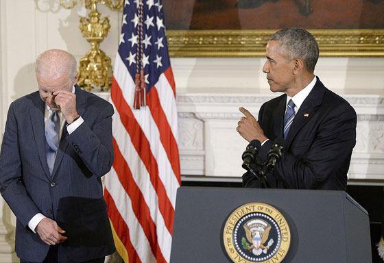 فيديو مؤثر.. دموع بايدن تنهمر عندما فاجأه اوباما بوسام الحرية صورة رقم 18