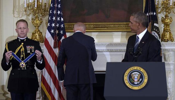 فيديو مؤثر.. دموع بايدن تنهمر عندما فاجأه اوباما بوسام الحرية صورة رقم 21