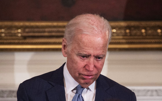 فيديو مؤثر.. دموع بايدن تنهمر عندما فاجأه اوباما بوسام الحرية صورة رقم 8