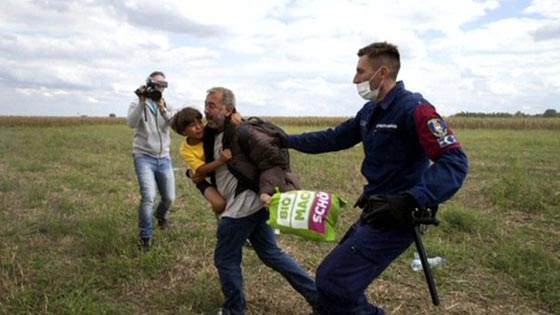  السجن 3 سنوات لصحفية مجرية اغضبت العالم عندما عرقلت لاجئا سوريا صورة رقم 5