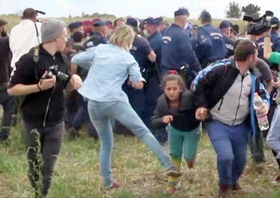  السجن 3 سنوات لصحفية مجرية اغضبت العالم عندما عرقلت لاجئا سوريا صورة رقم 7