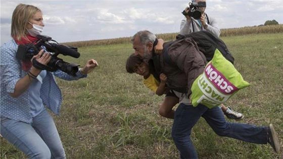  السجن 3 سنوات لصحفية مجرية اغضبت العالم عندما عرقلت لاجئا سوريا صورة رقم 6