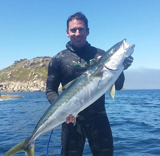 مواجهة تحبس الانفاس بين صياد وسمكة قرش شرسة.. فيديو صورة رقم 1