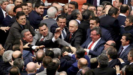 معركة كسر الانف في البرلمان التركي.. شاهد الفيديو صورة رقم 1