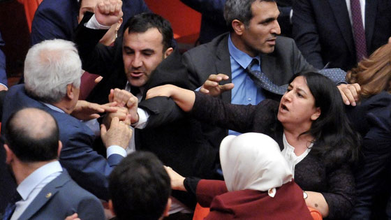 معركة كسر الانف في البرلمان التركي.. شاهد الفيديو صورة رقم 6