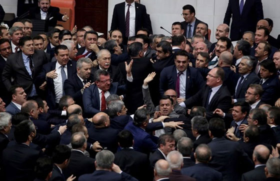 معركة كسر الانف في البرلمان التركي.. شاهد الفيديو صورة رقم 8