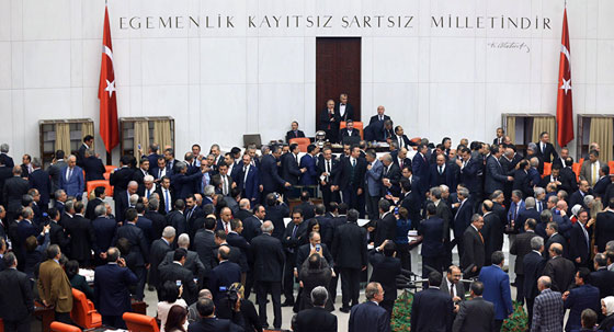 معركة كسر الانف في البرلمان التركي.. شاهد الفيديو صورة رقم 9