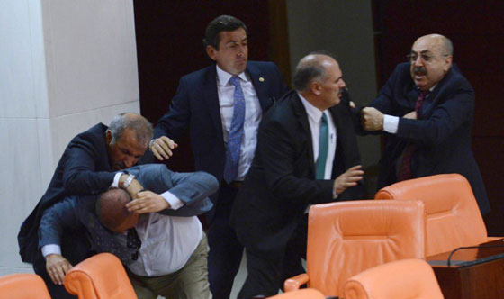 معركة كسر الانف في البرلمان التركي.. شاهد الفيديو صورة رقم 10