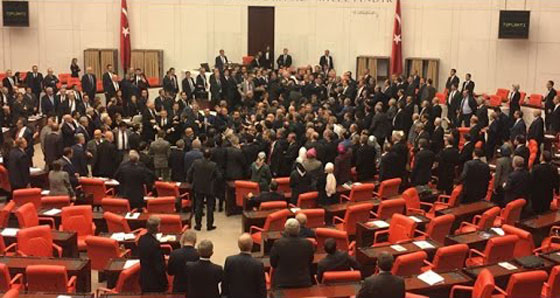 معركة كسر الانف في البرلمان التركي.. شاهد الفيديو صورة رقم 11
