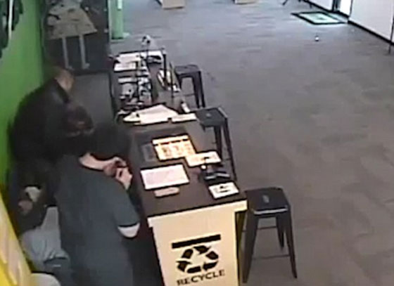  99 سيجارة الكترونية انفجرت في وجه مدخنيها خلال 6 سنوات.. فيديو صورة رقم 4