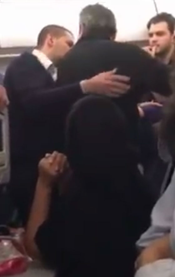 شجار عنيف بين ركاب لبنانيين يضطر طائرة للهبوط في اسطنبول.. فيديو صورة رقم 3