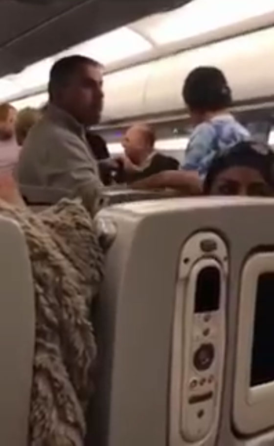 شجار عنيف بين ركاب لبنانيين يضطر طائرة للهبوط في اسطنبول.. فيديو صورة رقم 5