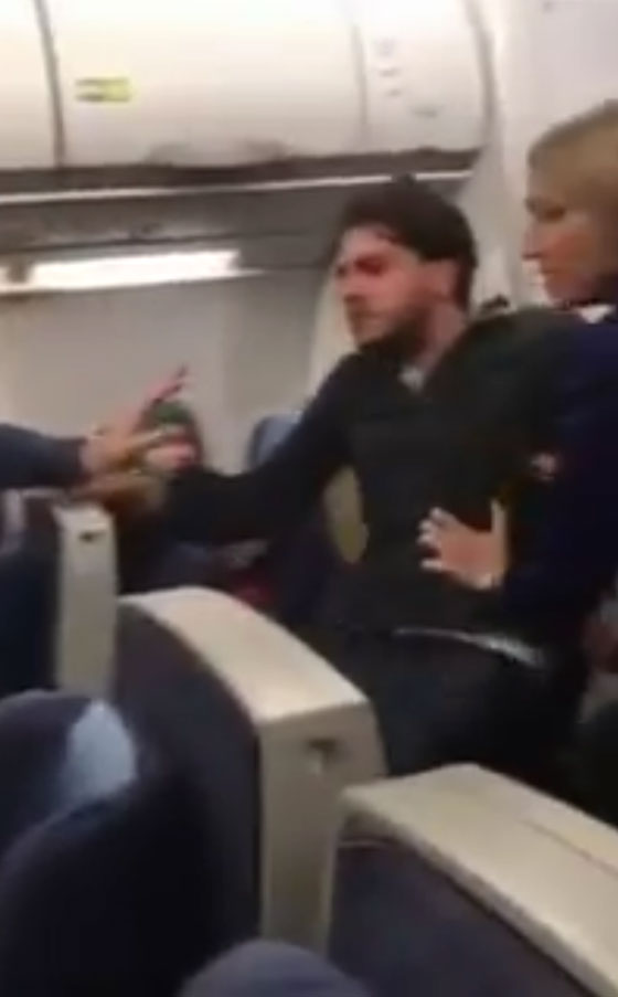 شجار عنيف بين ركاب لبنانيين يضطر طائرة للهبوط في اسطنبول.. فيديو صورة رقم 7