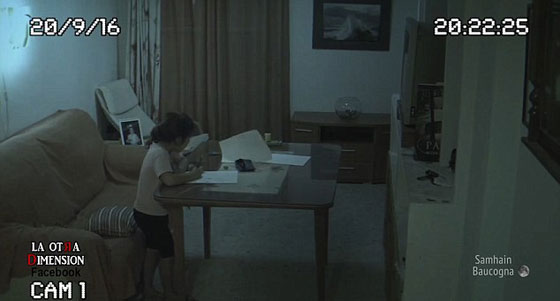  اب يدخل في حالة صدمة وذهول مما شاهده في غرفة طفلته.. فيديو مرعب صورة رقم 4