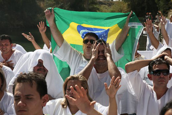  آلاف المسيحيين يحجّون إلى نهر الأردن ويؤدون هذه الطقوس.. صور صورة رقم 7