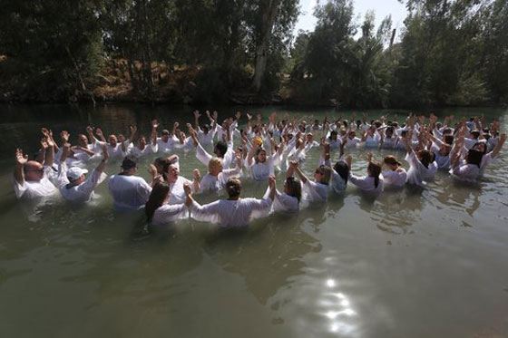  آلاف المسيحيين يحجّون إلى نهر الأردن ويؤدون هذه الطقوس.. صور صورة رقم 9
