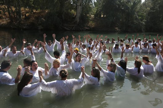  آلاف المسيحيين يحجّون إلى نهر الأردن ويؤدون هذه الطقوس.. صور صورة رقم 10