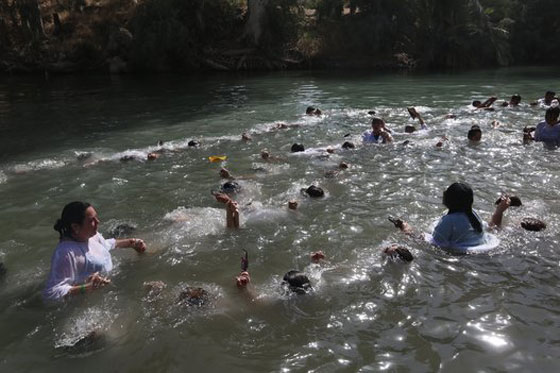  آلاف المسيحيين يحجّون إلى نهر الأردن ويؤدون هذه الطقوس.. صور صورة رقم 13