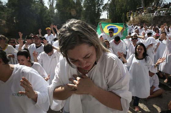  آلاف المسيحيين يحجّون إلى نهر الأردن ويؤدون هذه الطقوس.. صور صورة رقم 14