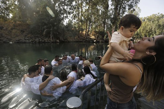  آلاف المسيحيين يحجّون إلى نهر الأردن ويؤدون هذه الطقوس.. صور صورة رقم 15