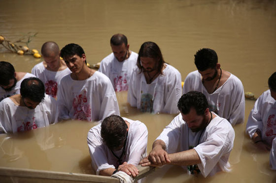  آلاف المسيحيين يحجّون إلى نهر الأردن ويؤدون هذه الطقوس.. صور صورة رقم 17