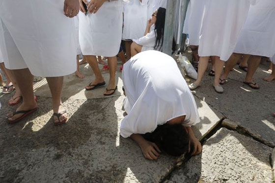  آلاف المسيحيين يحجّون إلى نهر الأردن ويؤدون هذه الطقوس.. صور صورة رقم 18