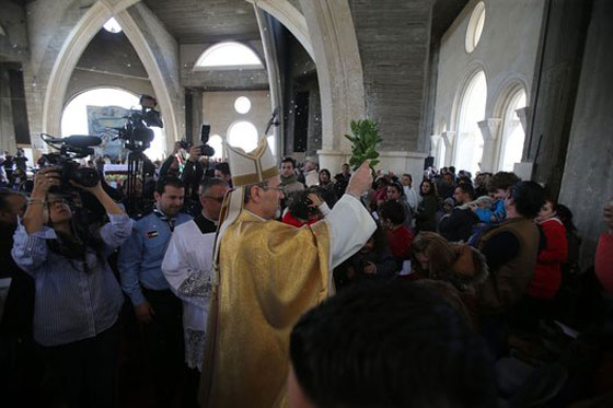  آلاف المسيحيين يحجّون إلى نهر الأردن ويؤدون هذه الطقوس.. صور صورة رقم 23