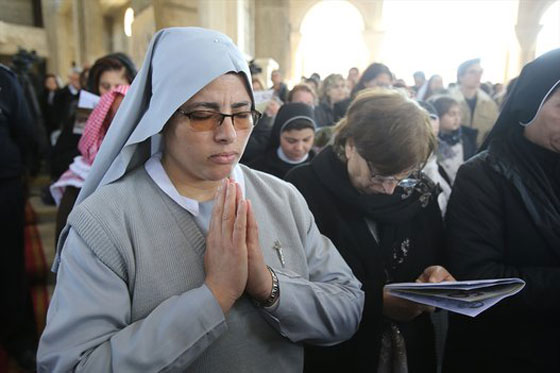  آلاف المسيحيين يحجّون إلى نهر الأردن ويؤدون هذه الطقوس.. صور صورة رقم 24