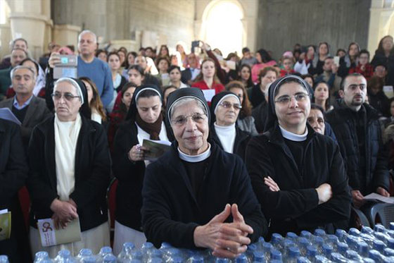  آلاف المسيحيين يحجّون إلى نهر الأردن ويؤدون هذه الطقوس.. صور صورة رقم 25