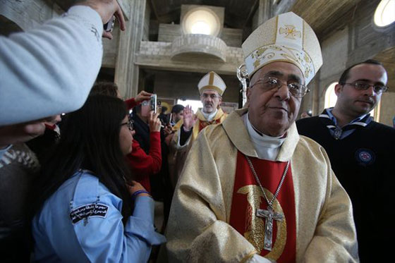  آلاف المسيحيين يحجّون إلى نهر الأردن ويؤدون هذه الطقوس.. صور صورة رقم 26