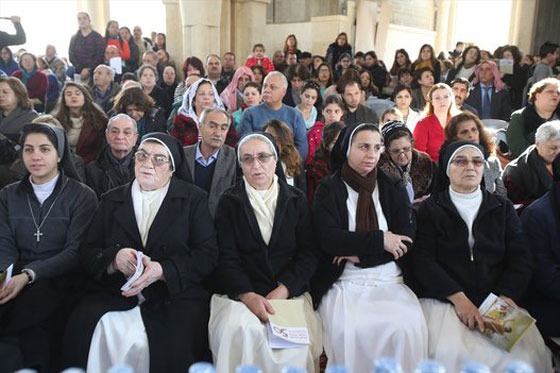  آلاف المسيحيين يحجّون إلى نهر الأردن ويؤدون هذه الطقوس.. صور صورة رقم 27