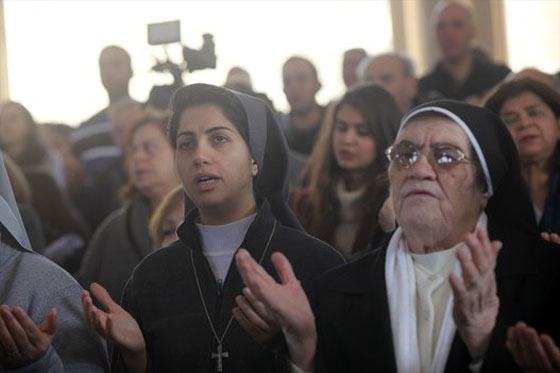  آلاف المسيحيين يحجّون إلى نهر الأردن ويؤدون هذه الطقوس.. صور صورة رقم 28