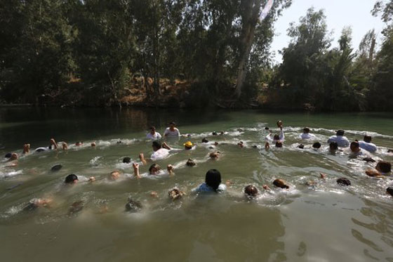  آلاف المسيحيين يحجّون إلى نهر الأردن ويؤدون هذه الطقوس.. صور صورة رقم 29
