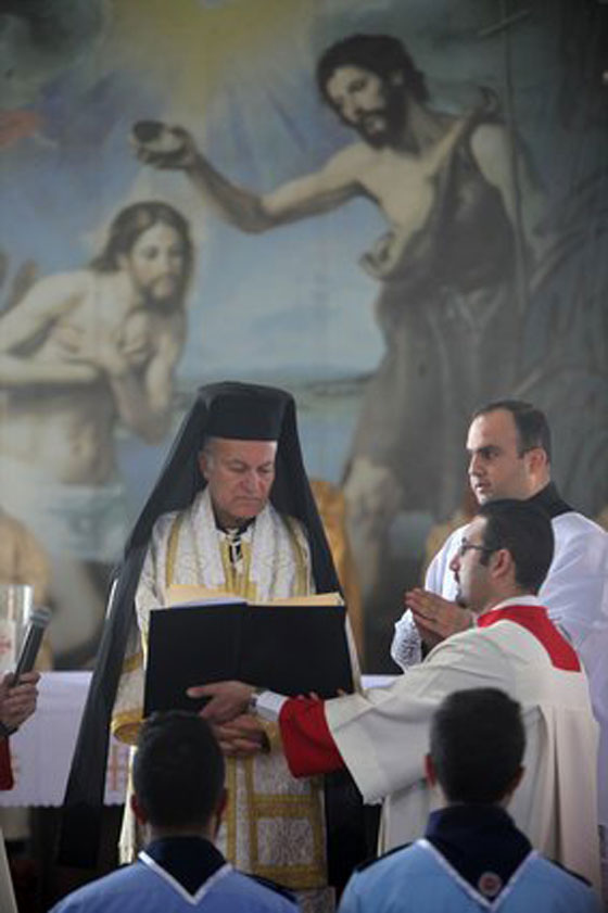  آلاف المسيحيين يحجّون إلى نهر الأردن ويؤدون هذه الطقوس.. صور صورة رقم 30