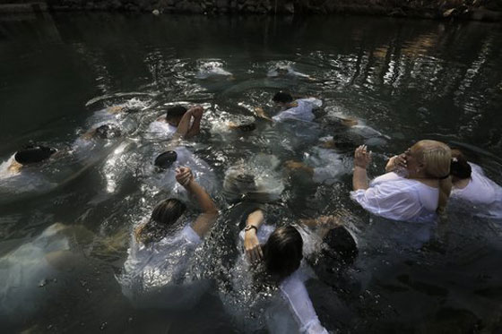  آلاف المسيحيين يحجّون إلى نهر الأردن ويؤدون هذه الطقوس.. صور صورة رقم 1