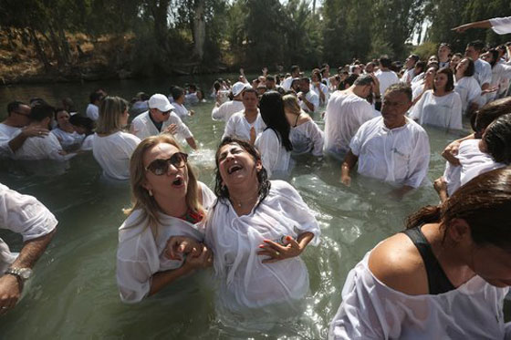  آلاف المسيحيين يحجّون إلى نهر الأردن ويؤدون هذه الطقوس.. صور صورة رقم 2