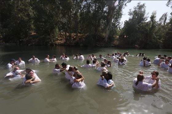  آلاف المسيحيين يحجّون إلى نهر الأردن ويؤدون هذه الطقوس.. صور صورة رقم 3