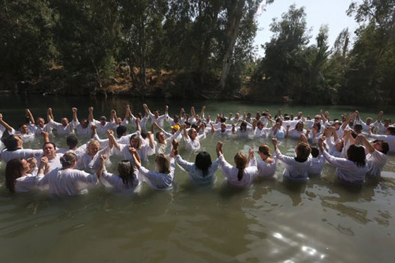  آلاف المسيحيين يحجّون إلى نهر الأردن ويؤدون هذه الطقوس.. صور صورة رقم 4