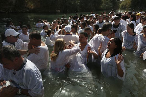 آلاف المسيحيين يحجّون إلى نهر الأردن ويؤدون هذه الطقوس.. صور صورة رقم 5