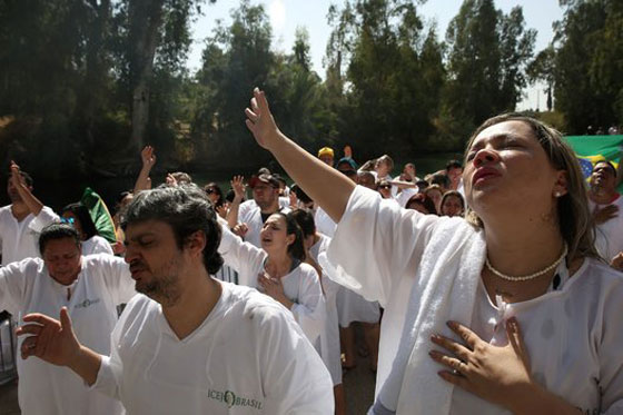  آلاف المسيحيين يحجّون إلى نهر الأردن ويؤدون هذه الطقوس.. صور صورة رقم 6