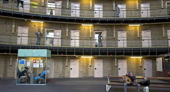 السجن سنة واحدة لامرأة المانية اضرمت النار في نزل خصص للاجئين صورة رقم 3