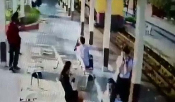 شاهد كيف نجا هذا المنتحر من بين عجلات القطار.. فيديو صورة رقم 1