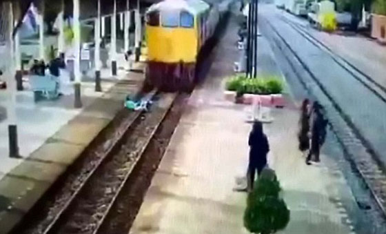 شاهد كيف نجا هذا المنتحر من بين عجلات القطار.. فيديو صورة رقم 2