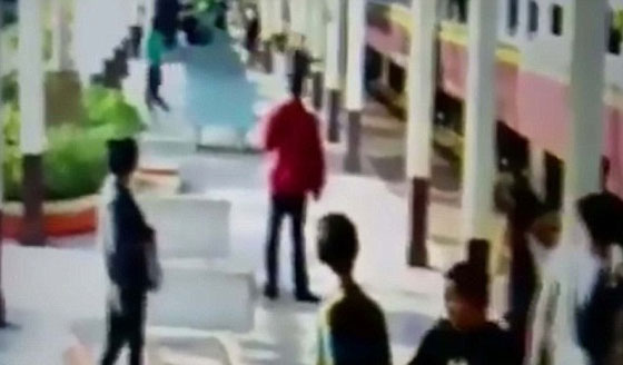 شاهد كيف نجا هذا المنتحر من بين عجلات القطار.. فيديو صورة رقم 3